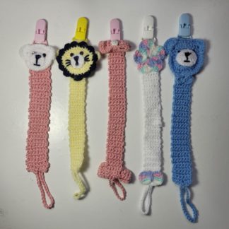Prendedor de chupeta feito de crochê