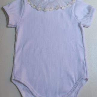 Body gola renda e pérolas