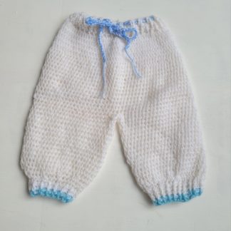 Calça crochê branca com detalhe azul